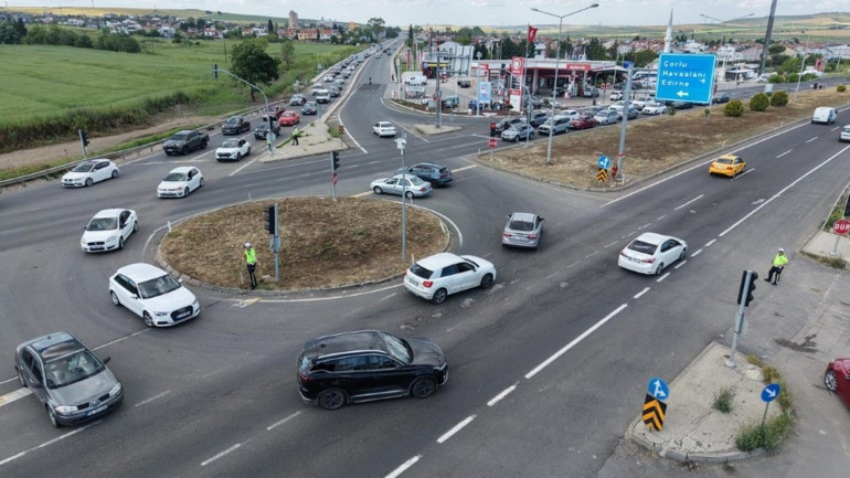 İstanbula dönüş çilesi Kritik güzergahta trafik durma noktasına geldi