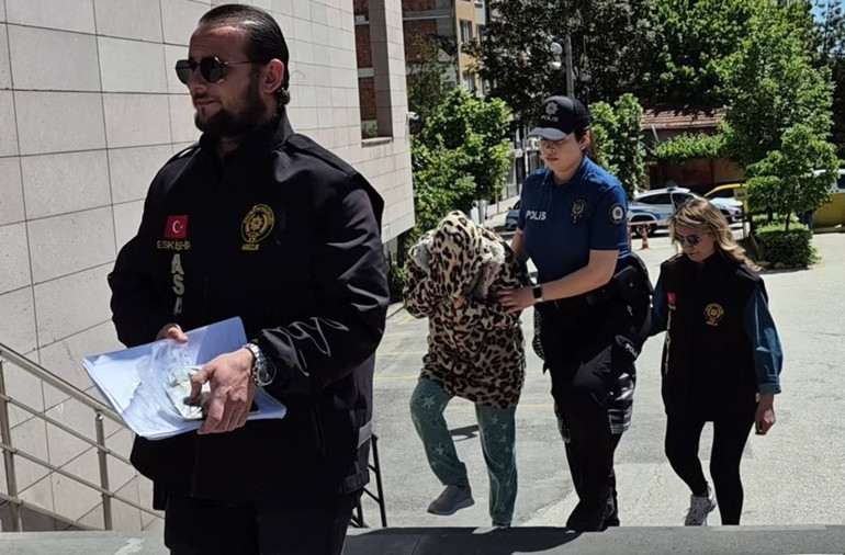 Pervasızlığın böylesi Kaldırımda oturan kadının yanına yaklaştı, boynundan alıp kaçtı