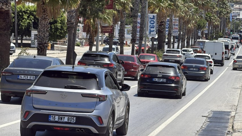 İstanbula dönüş çilesi Kritik güzergahta trafik durma noktasına geldi