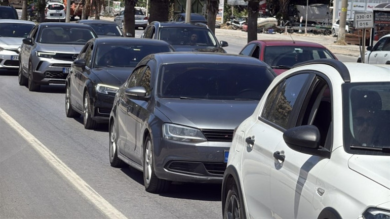 İstanbula dönüş çilesi Kritik güzergahta trafik durma noktasına geldi