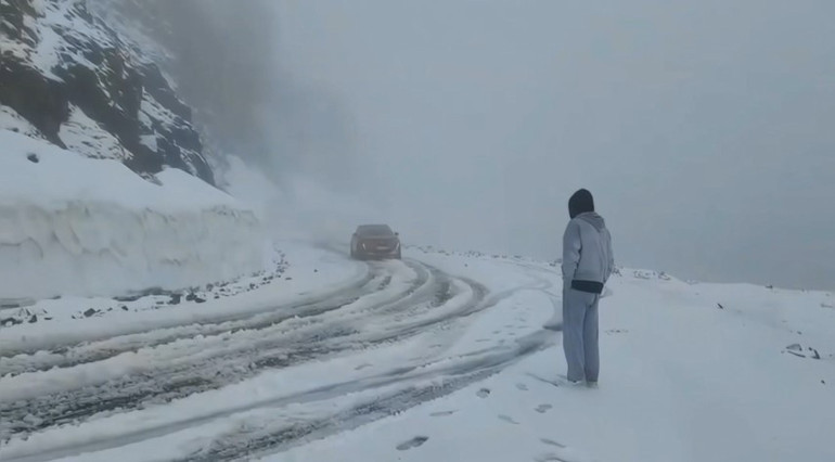 Yaz mevsimine 1 gün kala kar sürprizi Ünlü geçiş güzergahı beyaza büründü, ulaşım aksadı