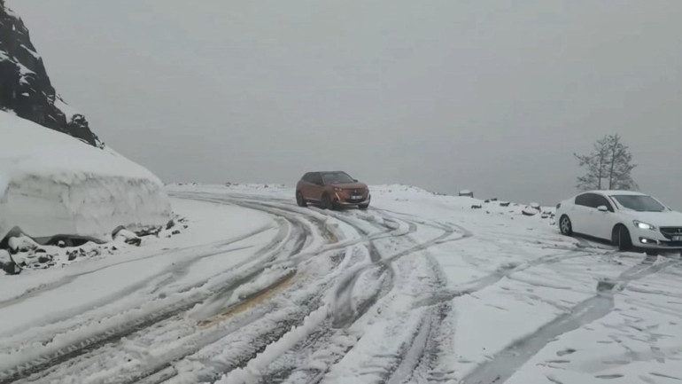 Yaz mevsimine 1 gün kala kar sürprizi Ünlü geçiş güzergahı beyaza büründü, ulaşım aksadı
