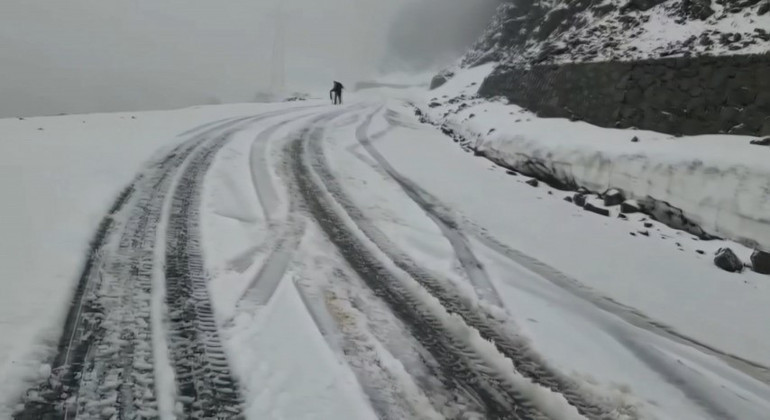 Yaz mevsimine 1 gün kala kar sürprizi Ünlü geçiş güzergahı beyaza büründü, ulaşım aksadı