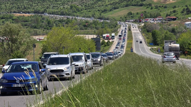 İstanbula dönüş çilesi Kritik güzergahta trafik durma noktasına geldi