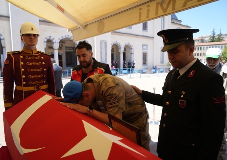  Bakan Yardımcısına böyle seslendi... Asker kardeşten şehit ağabeye veda selamı