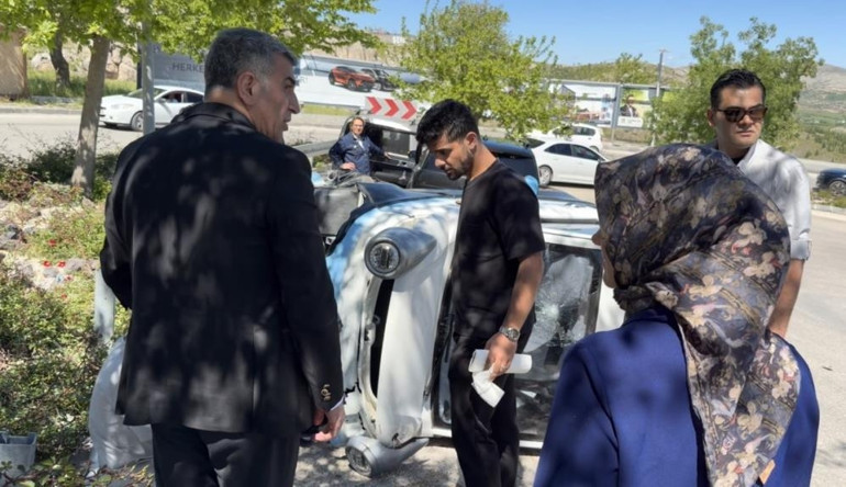 Elektrikli araç devrildi, ilk müdahaleyi milletvekili Erol yaptı