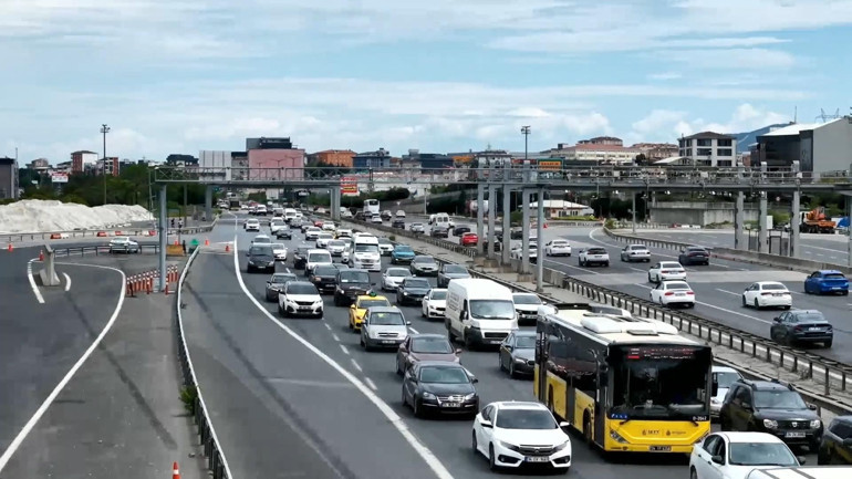 İstanbula dönüş çilesi Kritik güzergahta trafik durma noktasına geldi