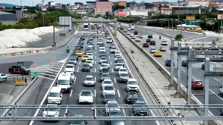 İstanbula dönüş çilesi Kritik güzergahta trafik durma noktasına geldi