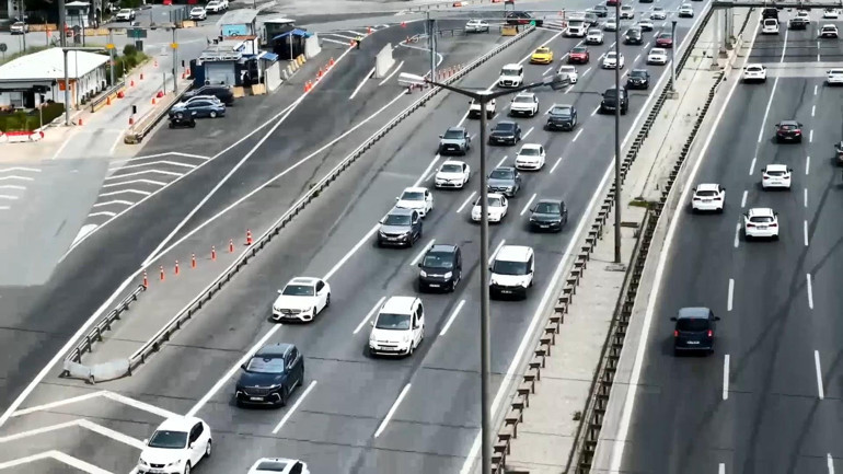 İstanbula dönüş çilesi Kritik güzergahta trafik durma noktasına geldi