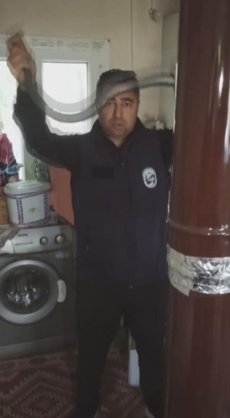 Yılancı Kemal eve giren yılanı eliyle yakaladı