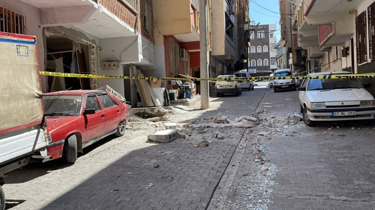  Can havliyle komşularından yardım istediler Sokaktaki araçlar bile zarar gördü