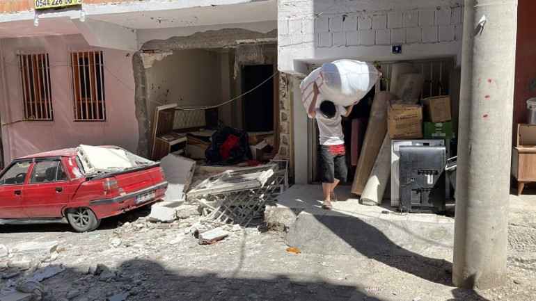  Can havliyle komşularından yardım istediler Sokaktaki araçlar bile zarar gördü