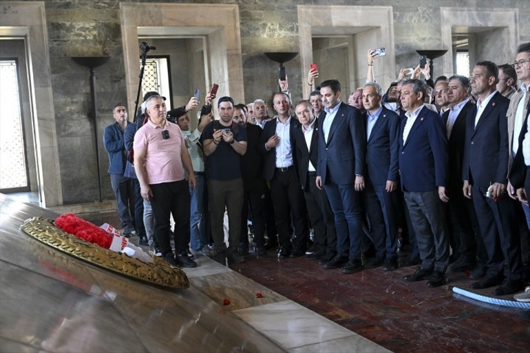  Özgür Özelin Anıtkabir ziyaretindeki çelenk krizi... Yaşanılanların perde arkasını Dicle Canova anlattı