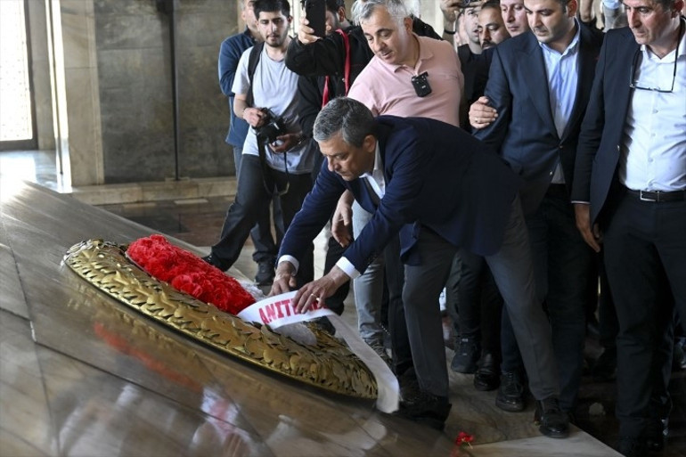  Özgür Özelin Anıtkabir ziyaretindeki çelenk krizi... Yaşanılanların perde arkasını Dicle Canova anlattı