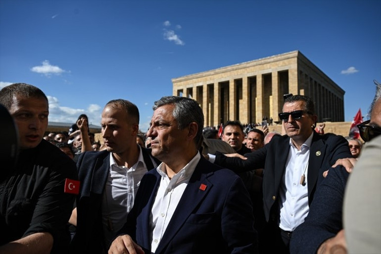  Özgür Özelin Anıtkabir ziyaretindeki çelenk krizi... Yaşanılanların perde arkasını Dicle Canova anlattı