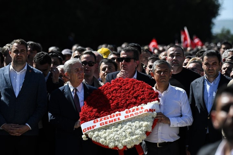  Özgür Özelin Anıtkabir ziyaretindeki çelenk krizi... Yaşanılanların perde arkasını Dicle Canova anlattı