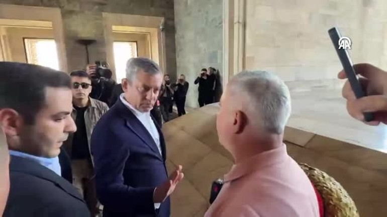 Özgür Özelin Anıtkabir ziyaretindeki çelenk krizi... Yaşanılanların perde arkasını Dicle Canova anlattı