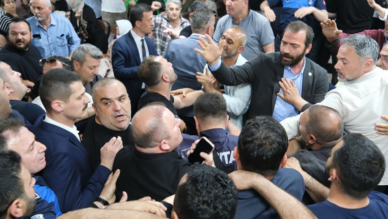Akçakoca Belediyesi Başkanvekili Alev Ünal oldu Seçim sonrası arbede çıktı