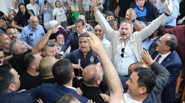 Akçakoca Belediyesi Başkanvekili Alev Ünal oldu Seçim sonrası arbede çıktı