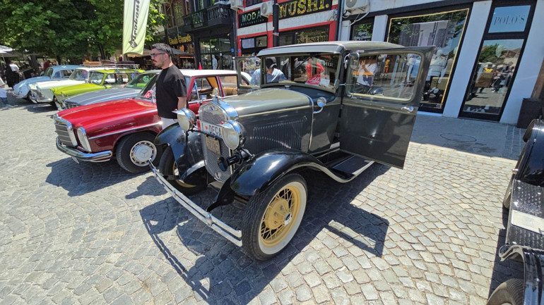 Klasik otomobiller Prizren’de görücüye çıktı