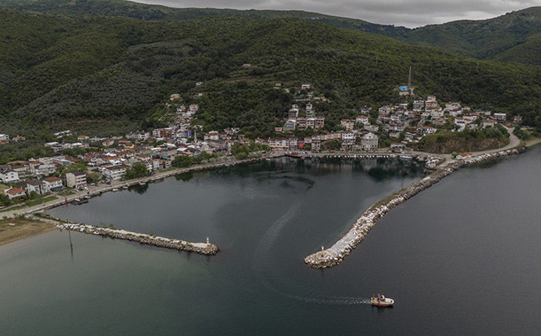 Marmara Denizinden çıkarıldı: Köy meydanına serildi Çamlıca Kulesini baştan aşağı örtebilecek büyüklükte
