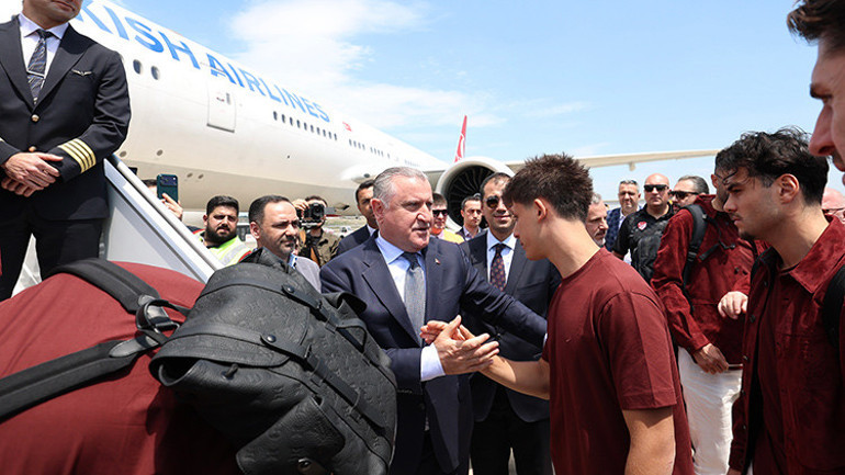 Bakan Bak milli futbolcuları ABD’ye uğurladı