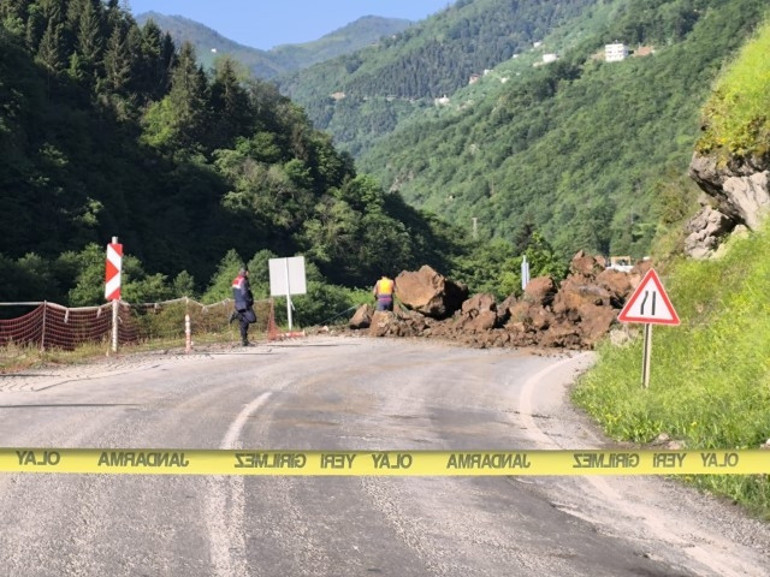 İki ili bağlayan kara yolu ulaşıma kapandı