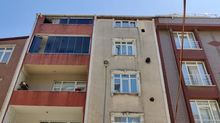 İstanbulda pencereden düşen yaşlı adam hayatını kaybetti