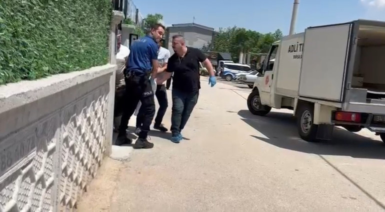 Oğlunun gözü önünde eşini katletti