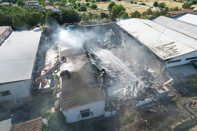 Denizlide korkutan fabrika yangını Soğutma çalışmaları sürüyor