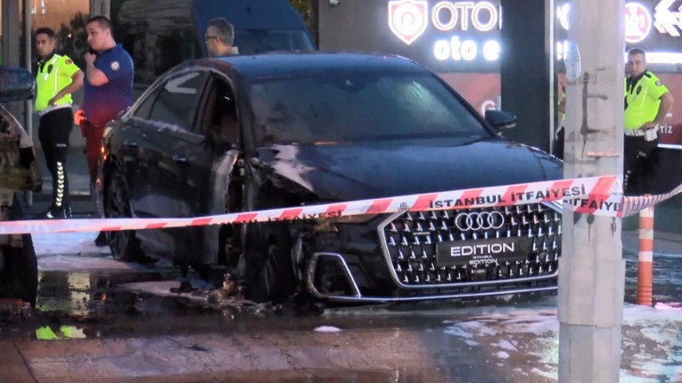 Yer: Bakırköy... 50 milyon TL değerinde 4 otomobil alev alev yandı