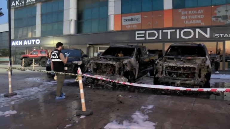 Yer: Bakırköy... 50 milyon TL değerinde 4 otomobil alev alev yandı