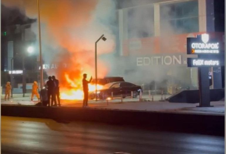 Yer: Bakırköy... 50 milyon TL değerinde 4 otomobil alev alev yandı