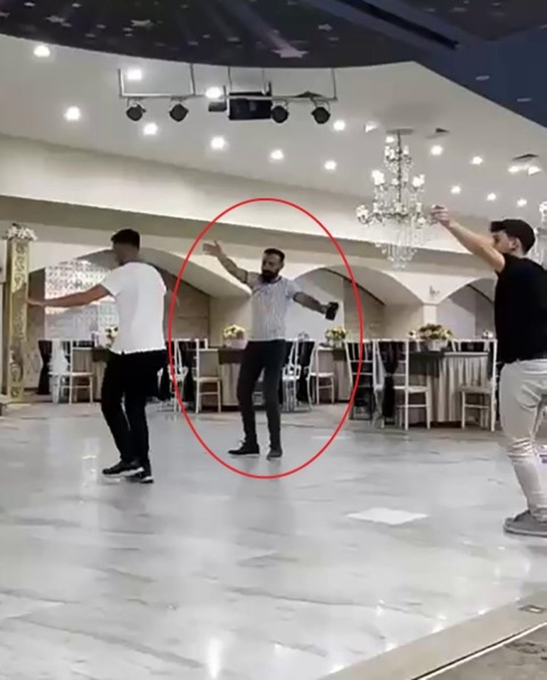 Sanatçı baba cenazede gözyaşlarına boğuldu Ağabey hayatını kaybetti, kız kardeşi yaşam mücadelesi veriyor