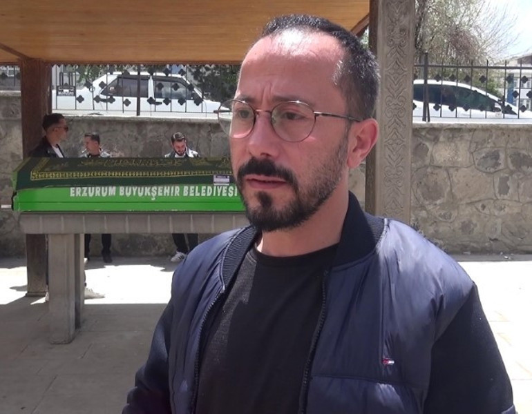 Sanatçı baba cenazede gözyaşlarına boğuldu Ağabey hayatını kaybetti, kız kardeşi yaşam mücadelesi veriyor