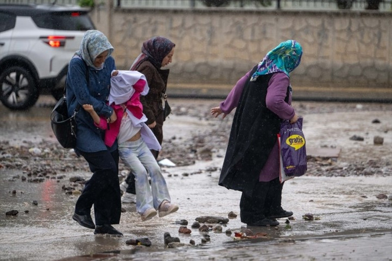 Dolu, sel ve yıldırım tehlikesi var: Meteorolojiden 5 il için sarı kodlu alarm Sağanak sonrası yollar taşla doldu, araçlar ilerleyemedi