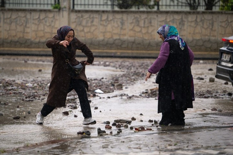 Dolu, sel ve yıldırım tehlikesi var: Meteorolojiden 5 il için sarı kodlu alarm Sağanak sonrası yollar taşla doldu, araçlar ilerleyemedi