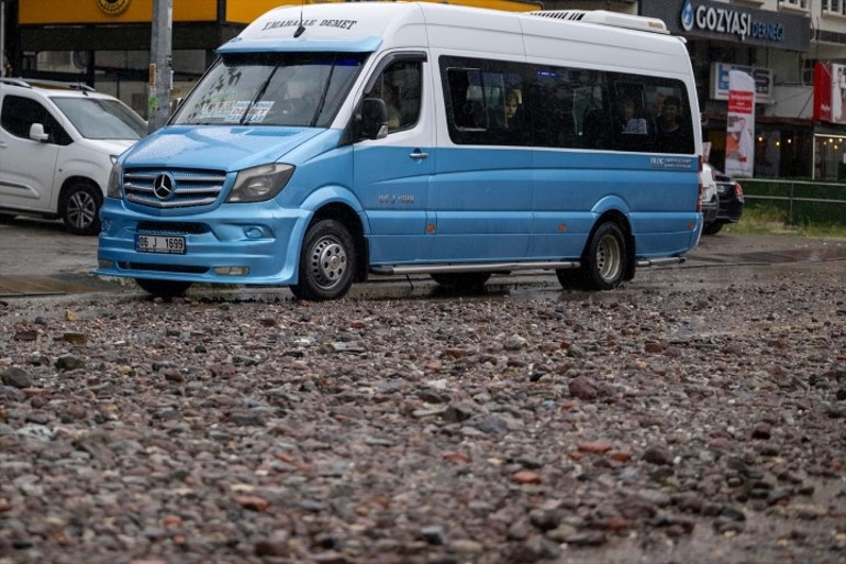 Dolu, sel ve yıldırım tehlikesi var: Meteorolojiden 5 il için sarı kodlu alarm Sağanak sonrası yollar taşla doldu, araçlar ilerleyemedi