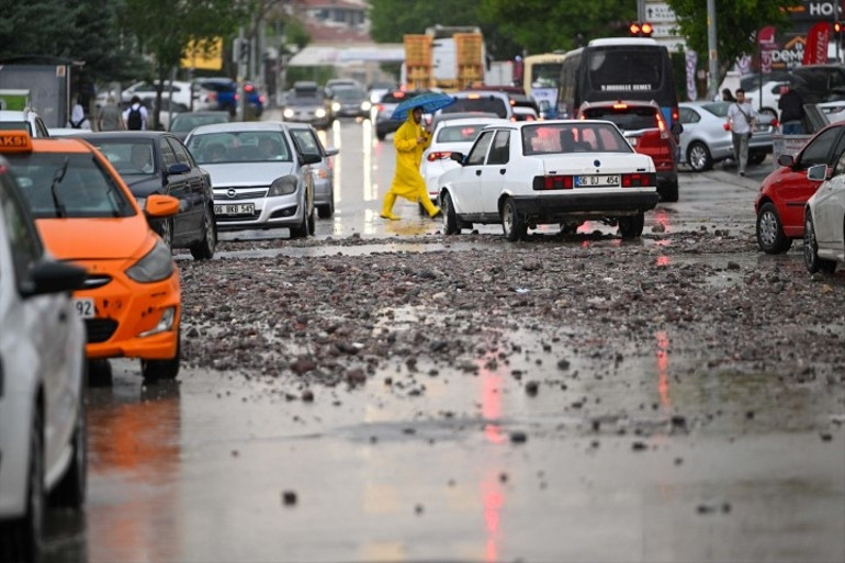 Dolu, sel ve yıldırım tehlikesi var: Meteorolojiden 5 il için sarı kodlu alarm Sağanak sonrası yollar taşla doldu, araçlar ilerleyemedi