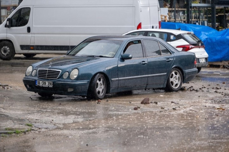 Dolu, sel ve yıldırım tehlikesi var: Meteorolojiden 5 il için sarı kodlu alarm Sağanak sonrası yollar taşla doldu, araçlar ilerleyemedi