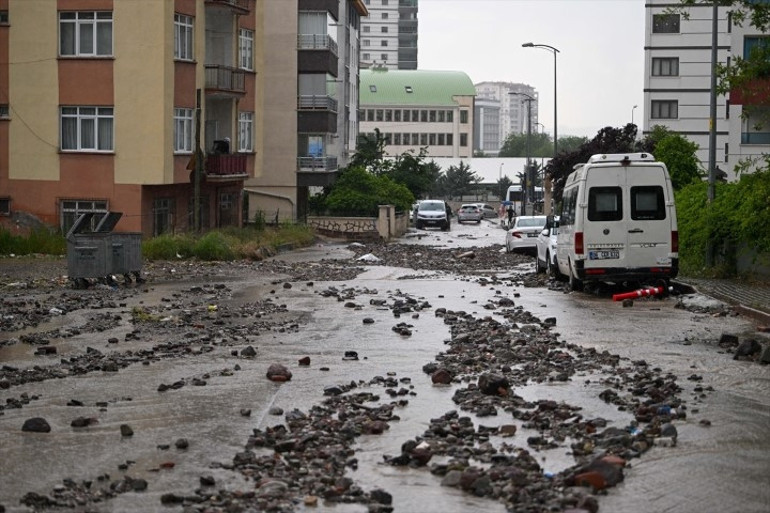 Dolu, sel ve yıldırım tehlikesi var: Meteorolojiden 5 il için sarı kodlu alarm Sağanak sonrası yollar taşla doldu, araçlar ilerleyemedi