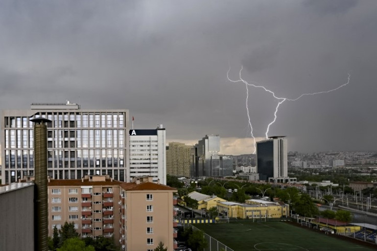 Dolu, sel ve yıldırım tehlikesi var: Meteorolojiden 5 il için sarı kodlu alarm Sağanak sonrası yollar taşla doldu, araçlar ilerleyemedi