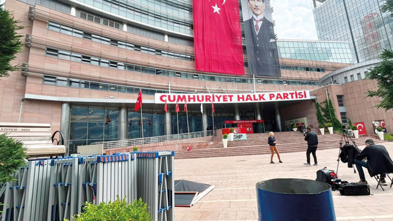 Güçlü bir iktidar kadar güçlü muhalefet de şart