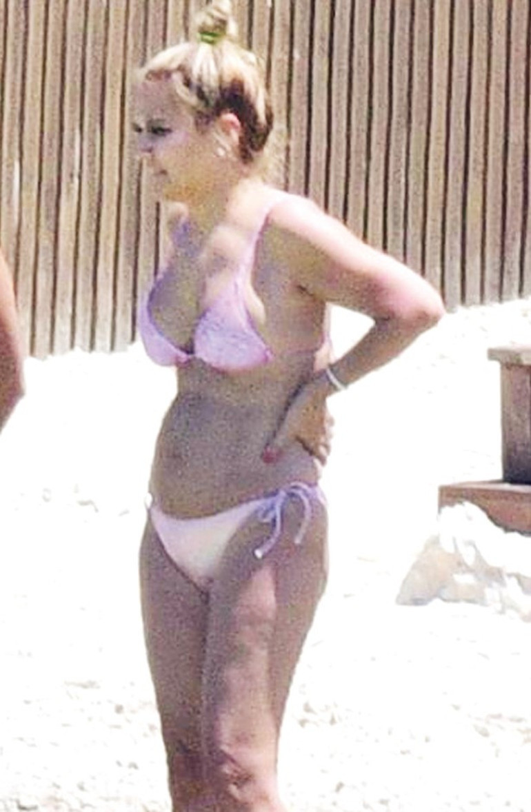 Demet Akalının deniz keyfi