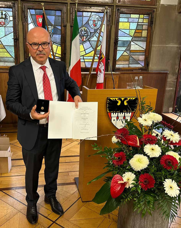 Bekir Sipahi’ye Duisburg’tan “Altın Onur Niṣanı”