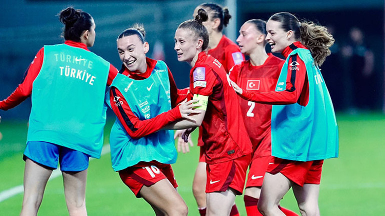 A Milli Kadın Futbol Takım kaptanlarından A Milli Erkek Takımımıza çağrı