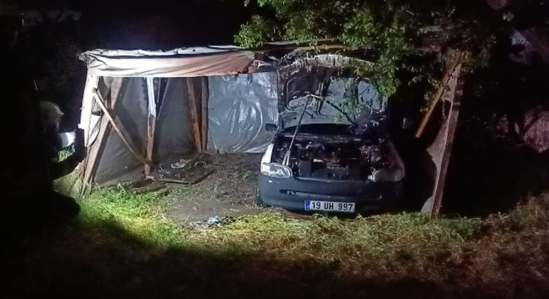 Park halindeki otomobil alev alev yandı, polis alarma geçti