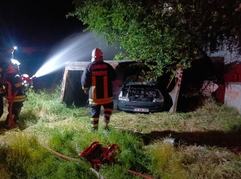 Park halindeki otomobil alev alev yandı, polis alarma geçti