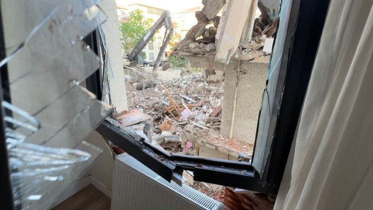 Büyük bir gürültü ve sarsıntı yaşandı; panikle evlerinden çıktılar