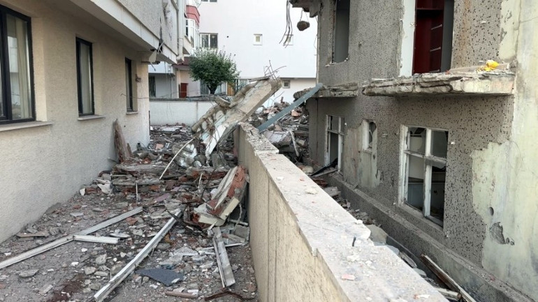 Büyük bir gürültü ve sarsıntı yaşandı; panikle evlerinden çıktılar